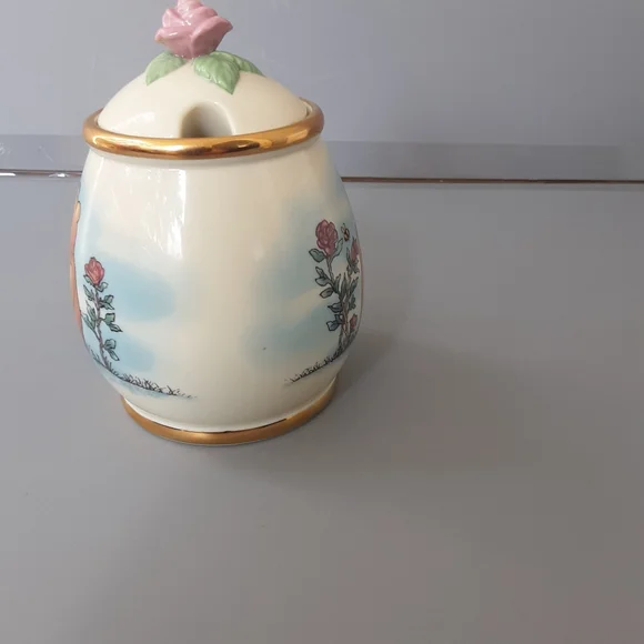 This Lenox Disney Classic Winnie the Pooh Honey Pot - Picture 10 of 16